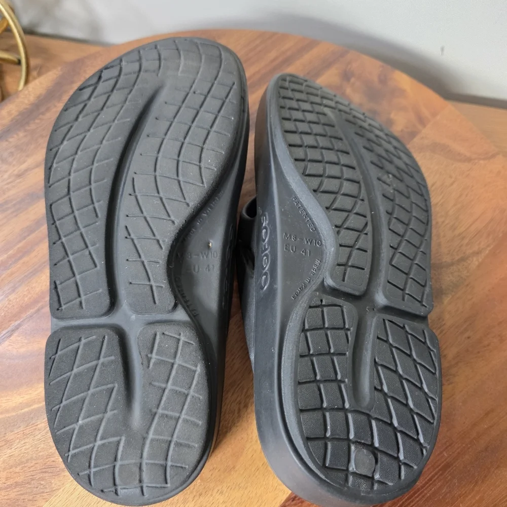 OOFOS Black Thong Recovery Sandals Men's 8 Women's 10